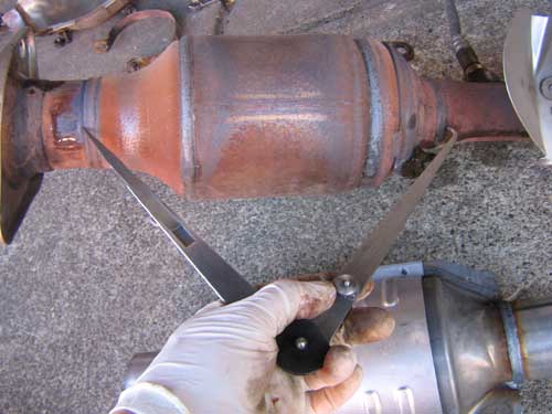measuring toyota prius catalytic converter with calipers