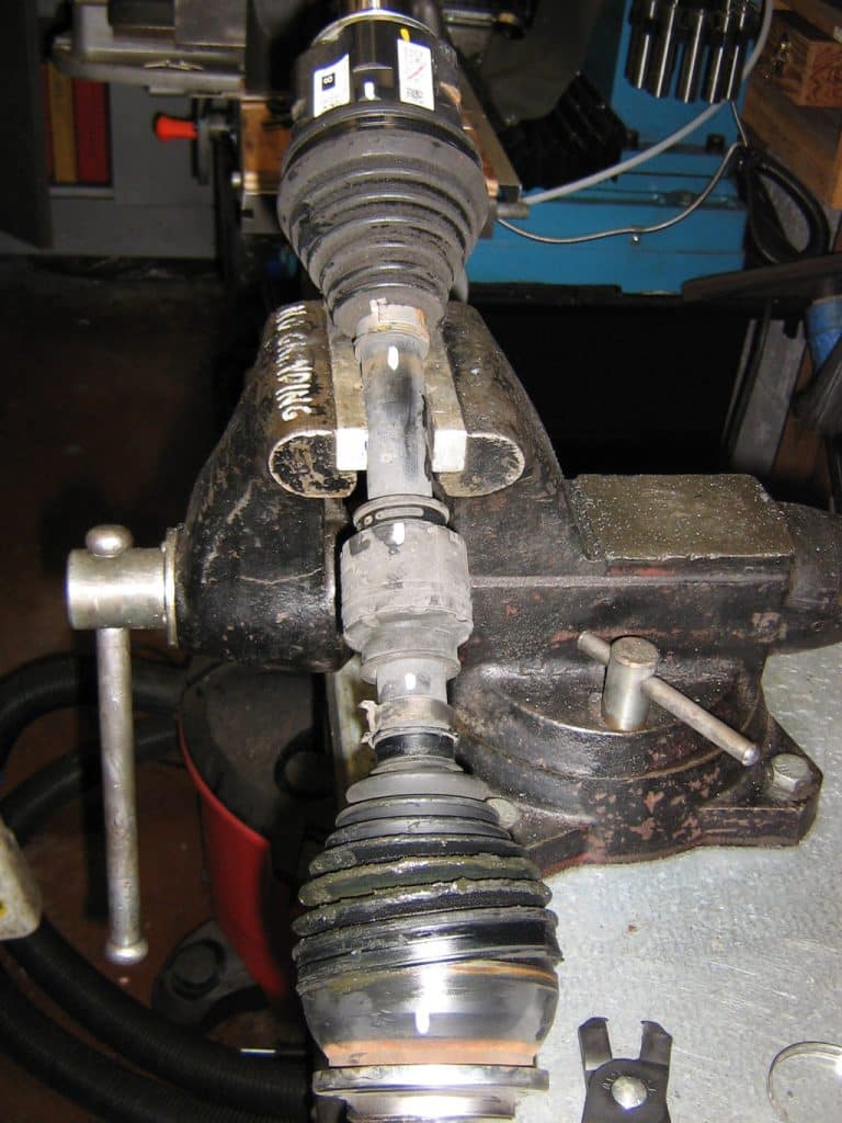 Drive axle mounted in a vise