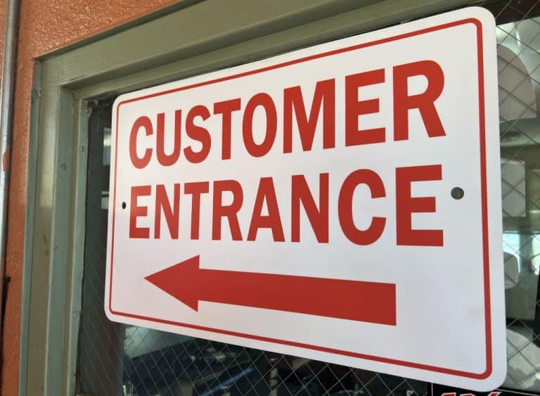 A sign with an arrow and the words