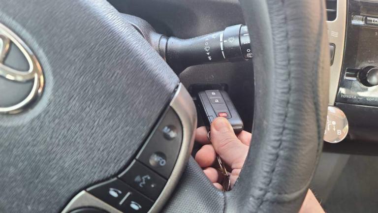 inserting smart key into key slot