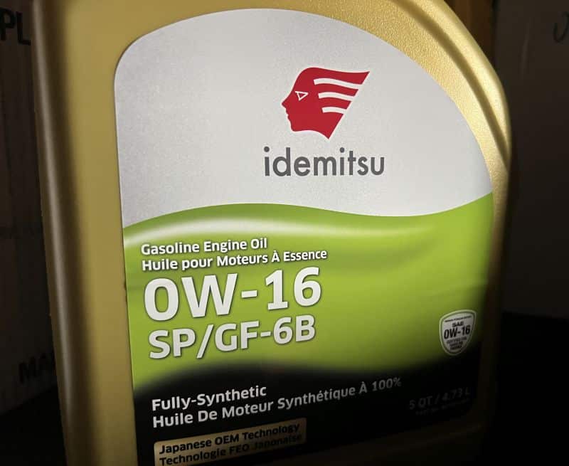 A picture of a 5qt Idemitsu full synthetic oil bottle.